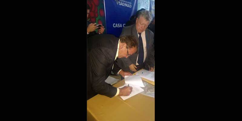 Becão assina convênio na Casa Civil para recuperação parcial da Rua Pará