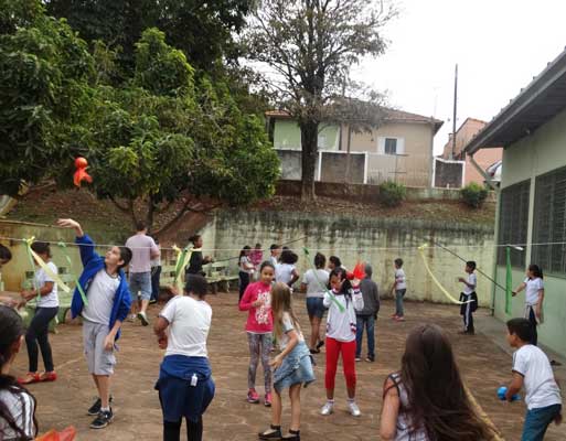 Alunos experimentam uma nova forma de aproveitar o hora do recreio