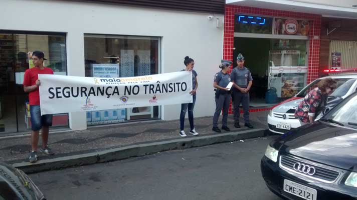 Secretaria de Assistência Social e Polícia Militar buscam conscientizar motoristas sobre faixa de pedestres
