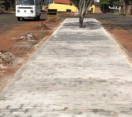 Canteiro central da Avenida Pedro Fuzaro ganha novo calçamento com piso de bloquetes em concreto intertravados