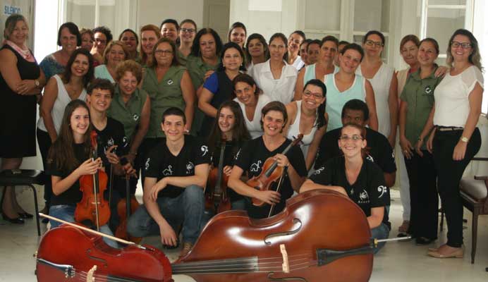 Dia Internacional da Mulher: Secretária do Social presenteia as mulheres do hospital com música clássica