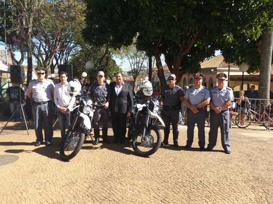 Prefeito Becão entrega duas novas motos à ROCAM de Descalvado