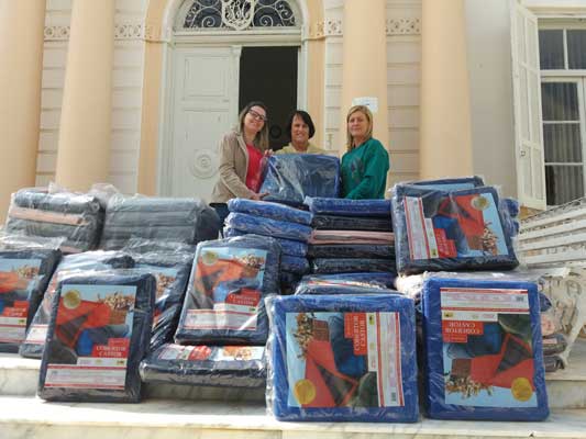 Fundo Social  entrega 70 cobertores para o Hospital de Descalvado