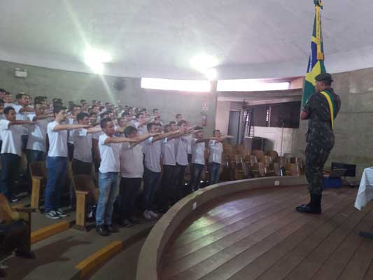 Jovens recebem  certificado  de dispensa do Serviço Militar. Dos alistados, 47,1% não servirão o  Exército