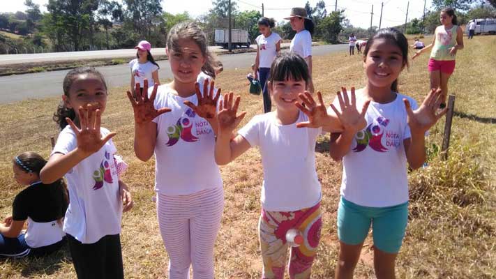 Alunos do 'Bom de Nota, Bom de Dança' plantaram mudas em comemoração ao dia da árvore