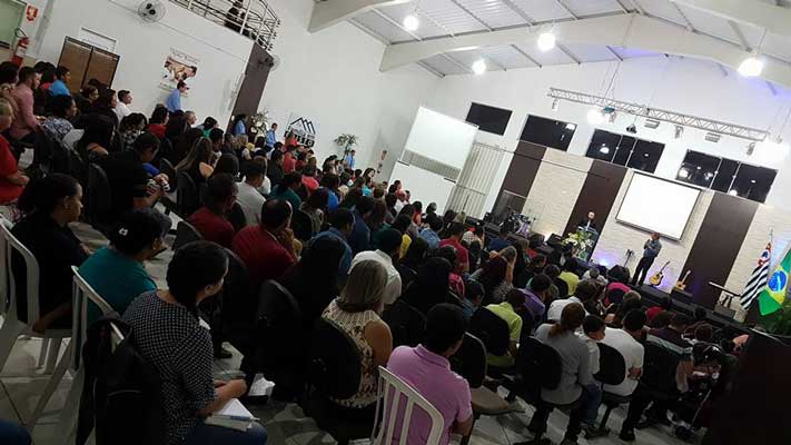 Famílias recebem orientações sobre o consumo consciente da água durante os cultos