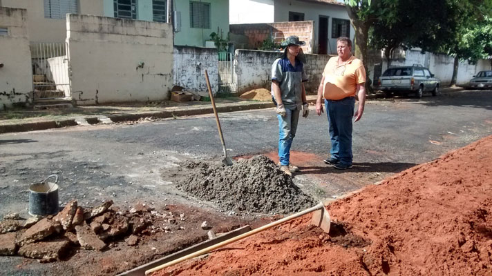 Setor de obras realiza reparos em guias e sarjetas do Bairro Sant Cruz; serviços antecedem o recapeamento de 8 ruas da região