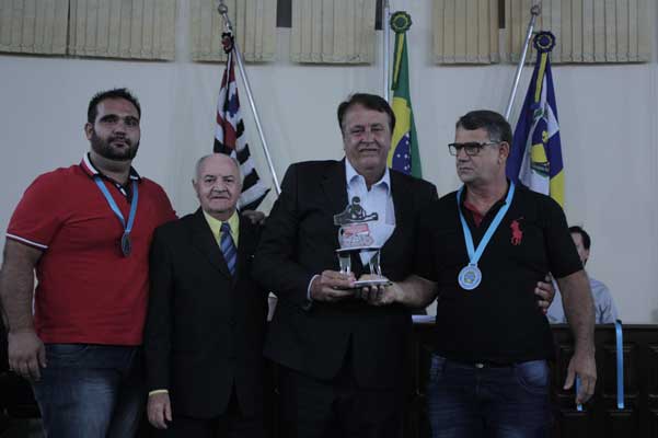 Becão é homenageado pelos