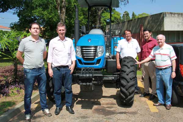 Prefeitura recebe novo trator para apoio à agricultura familiar
