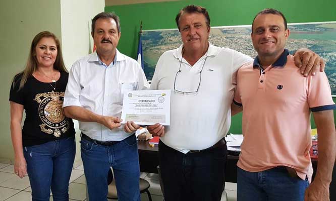 Prefeito entrega o oitavo certificado do SIM