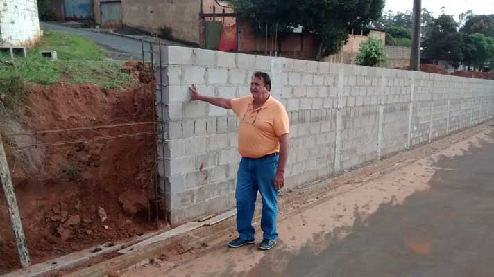 Obras de revitalização da Avenida das Flores ganha ritmo e avança com a construção de muro de contenção
