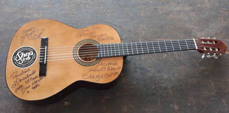 Escola Municipal de Música recebe a doação de viola da dupla Mayck & Lyan