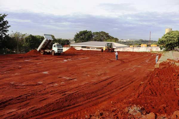 Prefeito visita as obras de construção do novo campo de futebol society, no Bairro Morada do Sol
