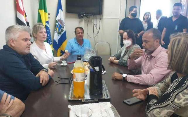 Prefeito, primeira-dama e vereadores recebem a deputada Joice Hasselmann em Descalvado