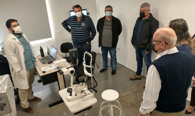 Prefeito e Secretário de Saúde acompanham o primeiro dia de atendimento do mutirão que pretende zerar a fila de cirurgias de cataratas em Descalvado