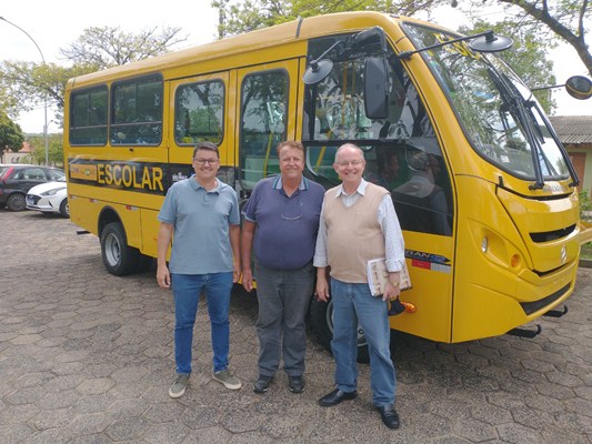 Descalvado recebe novo ônibus escolar do Governo do Estado