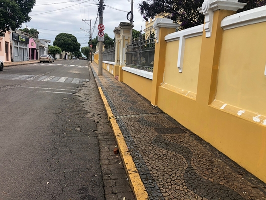 Prefeitura inicia limpeza de guias e sarjetas em frente às escolas