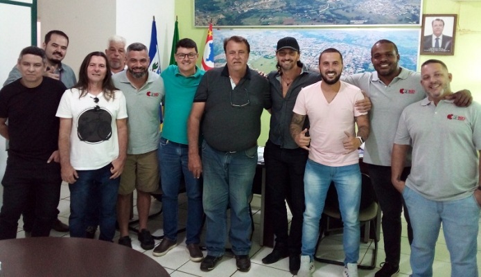 Prefeito recebe músicos do carnaval e convida a famÃlia para a festa