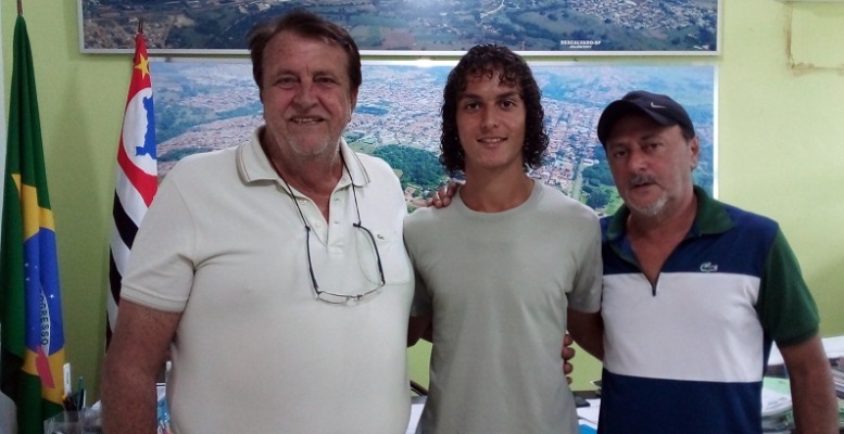 Jogador de base do “Azulão” veio conhecer o prefeito Becão Reschini