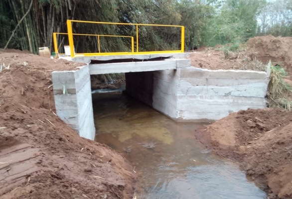 Equipe de Obras libera a passagem da “Ponte do Beozo”