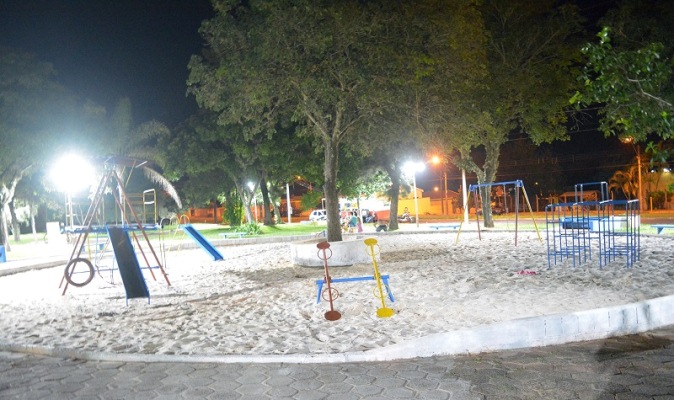 SEAPA e Prefeitura instalam lâmpadas de led na Praça Rosa Romantini