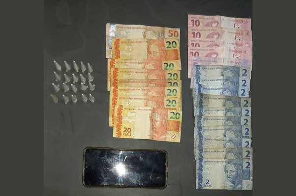 PolÃcia Militar prende homem com pinos de cocaÃna após denúncia