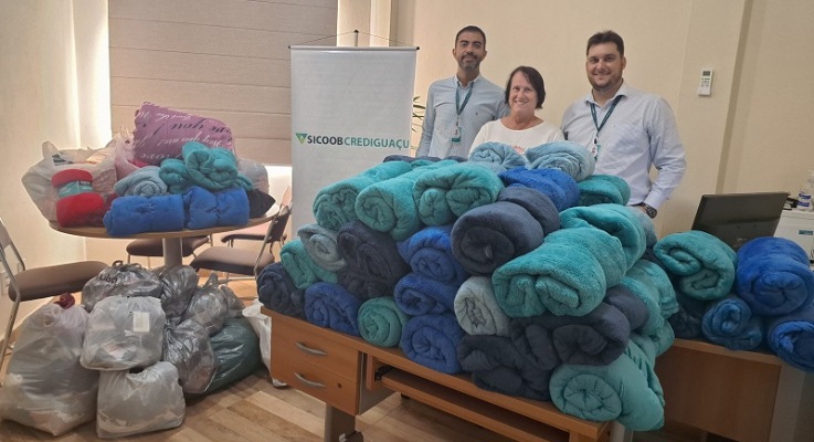 Foto: Sicoob Crediguaçu doa cobertores e agasalhos ao Fundo Social
