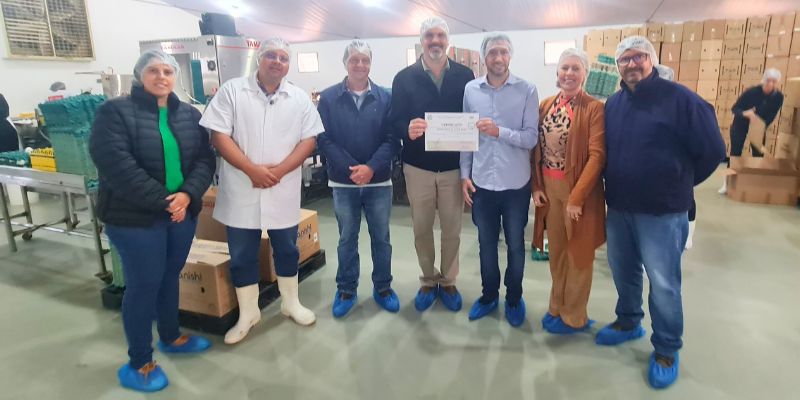 Foto: Prefeito entrega Certificado do SIM para a Granja Betel